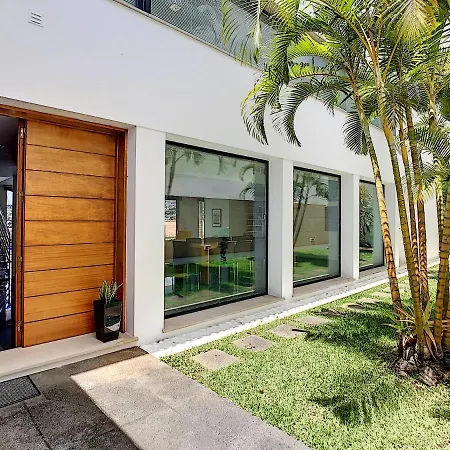 The White House - By Lovelystay Willa