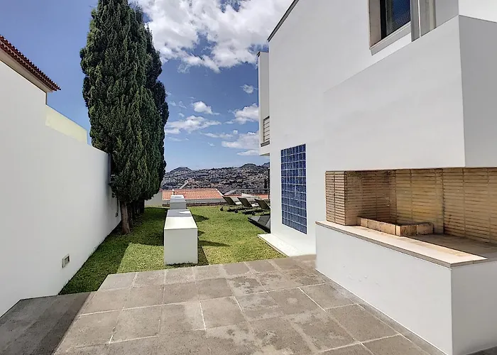 The White House - By Lovelystay Willa