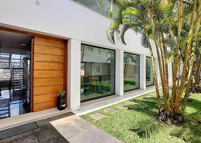 The White House - By Lovelystay Willa