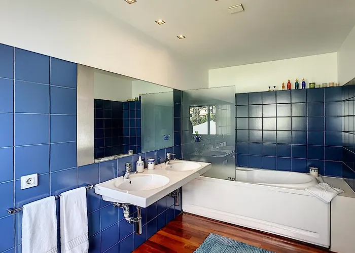 The White House - By Lovelystay *