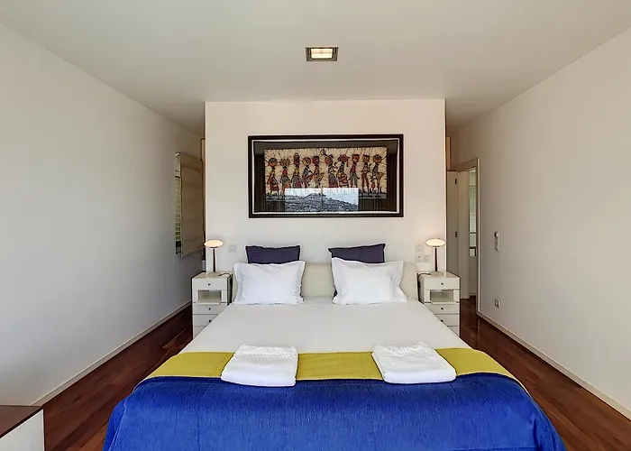 The White House - By Lovelystay Willa