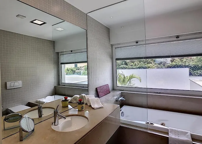 The White House - By Lovelystay Willa