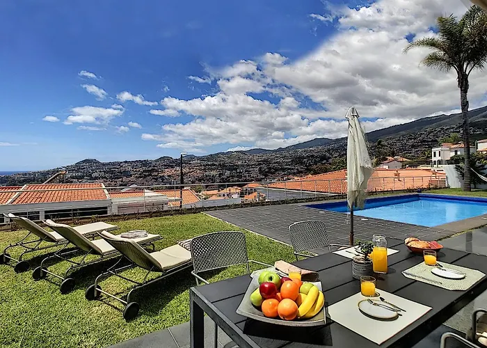 The White House - By Lovelystay *