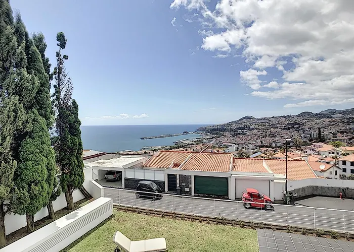 The White House - By Lovelystay Willa *