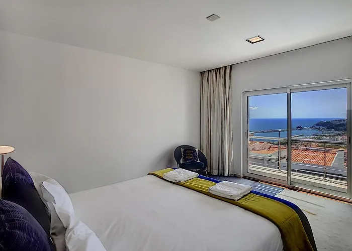 The White House - By Lovelystay Willa