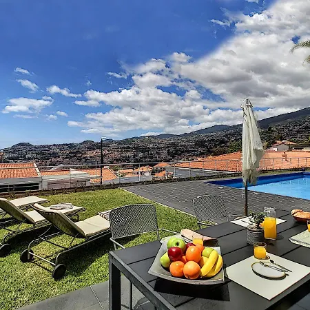 The White House - By Lovelystay *