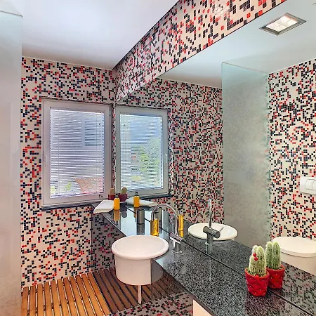 The White House - By Lovelystay