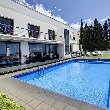 The White House - By Lovelystay *