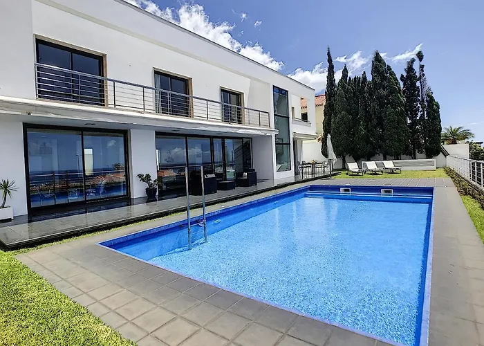 The White House - By Lovelystay *